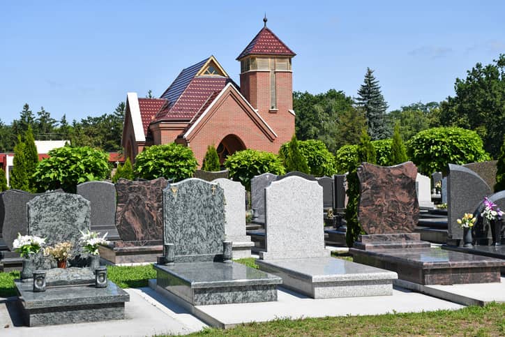 nagrobki na cmentarzu